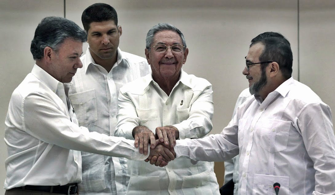 El presidente de Colombia con el jefe de las FARC se dieron la mano en La Habana con los buenos oficios de por medio del presidente cubano Raúl Castro.