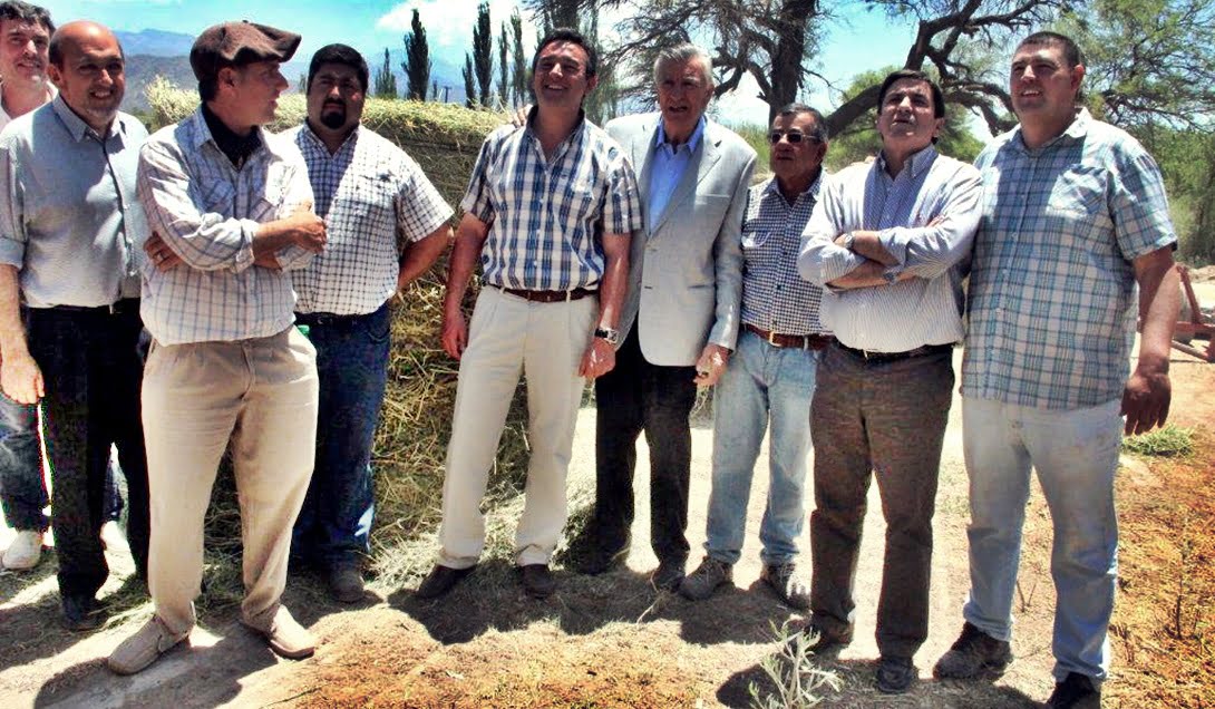 José Luis Gioja con productores rurales y autoridades de Barrick en el país en tiempos en los que la relación no estaba contaminada por el cianuro derramado el domingo pasado. Foto: Archivo / web: www.sialamineria.com