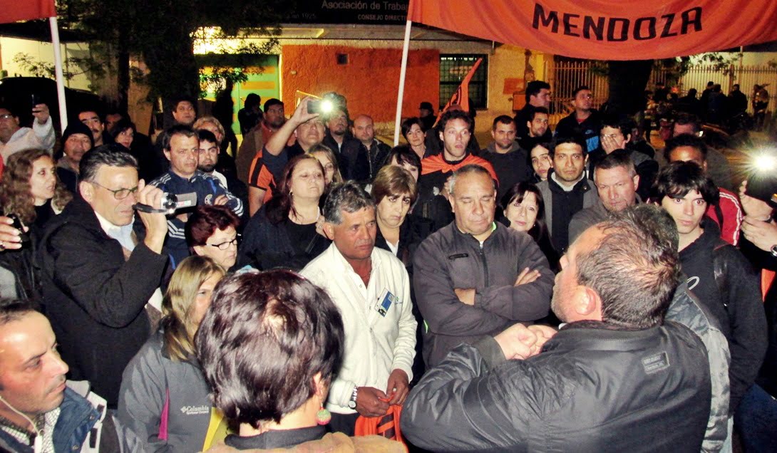 De espaldas, Raquel Blas y Roberto Macho le hablan a sus seguidores de la Lista Naranja de ATE Mendoza. Foto: Partido Obrero