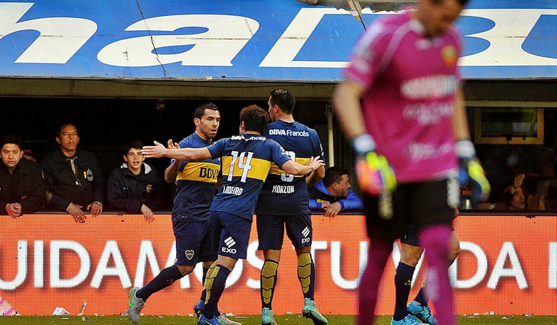 Télam 04/10/2015 Buenos Aires: El líder Boca Juniors, le gana 1 a 0 a Crucero del Norte de Misiones, por la fecha 27 del Campeonato de Primera División. Festejo del gol en contra de Tomasini. Foto: Victor Carreira/ema