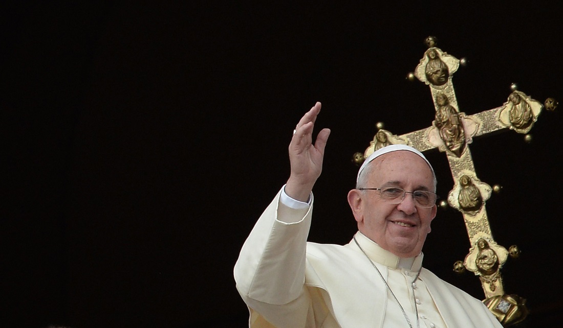 zzzzinte1Pope Francis waves to the crowd after his traditional Christmas "Urbi et Orbi" blessing from the balcony of St. Peter's Basilica on December 26, 2013 at the Vatican. AFP PHOTO / FILIPPO MONTEFORTE zzzz