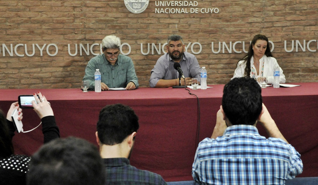 El Vice Decano de la Facultad de Artes y Diseño, Luis Sarale; el representante de los equipos de transición de cultura, Diego Gareca; y la Presidenta de la Asociación de Diseñadores de Mendoza, Susana Cabrera, durante la presentación del concurso para el afiche de la Vendimia 2016. 