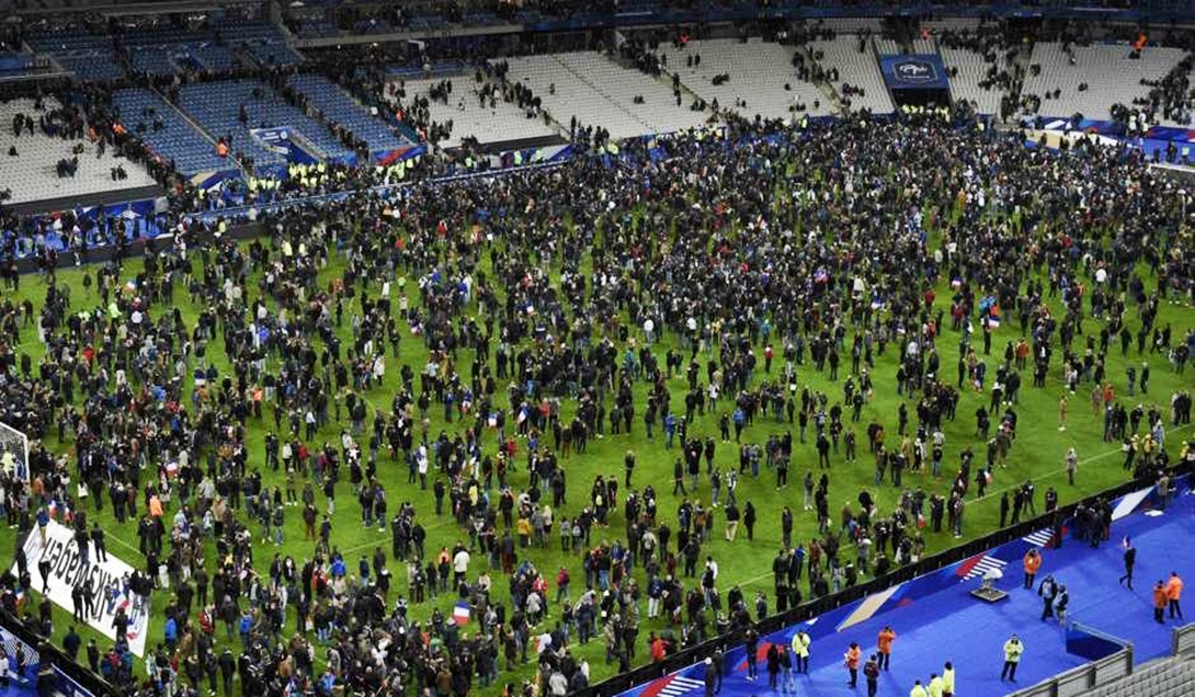 El Estadio de Francia era escenario de un amistoso entre la selección local y la alemana. Estaba en el palco el presidente Hollande. Hubo tres explosiones en el exterior del estadio. El público fue acomodado en el campo de juego. Al presidente lo evacuaron en un helicóptero. 