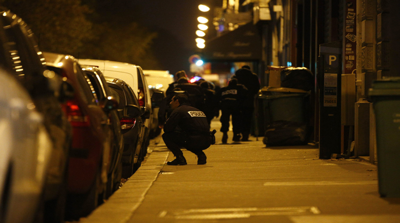 Policías sitiaron el teatro Bataclan, en donde se produjo una masacre este viernes.