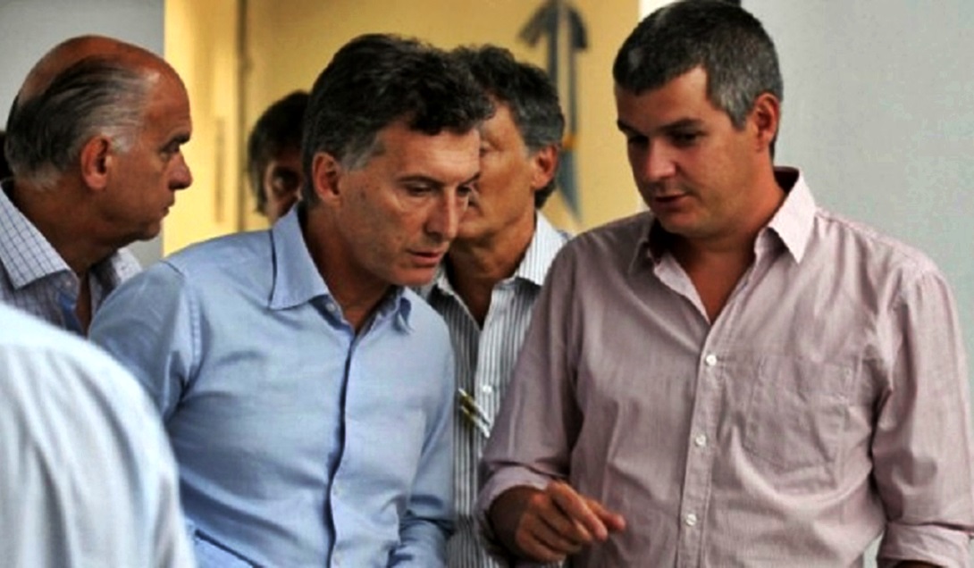 Marcos Peña pasando la letra del debate con su jefe, Mauricio Macri.