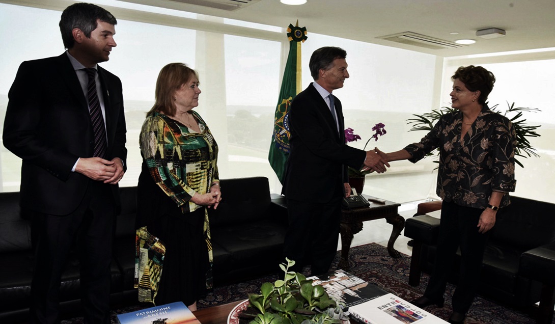 Macri con Dilma en la sede del Gobierno de Brasil, ante la mirada de Marcos Peña y Susana Malcorra.