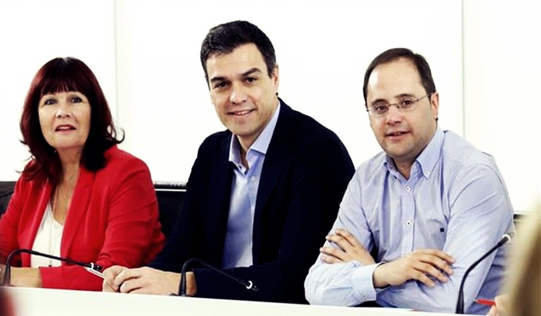 Pedro Sánchez junto a Micaela Navarro y César Luena durante la ejecutiva del PSOE.