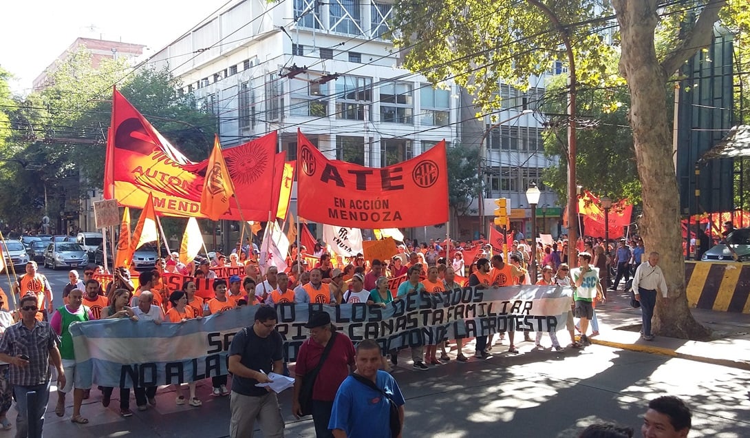 Este miércoles los estatales marcharon por el centro de Mendoza contra el ajuste y los despidos. Foto: Eugenio Gorkin