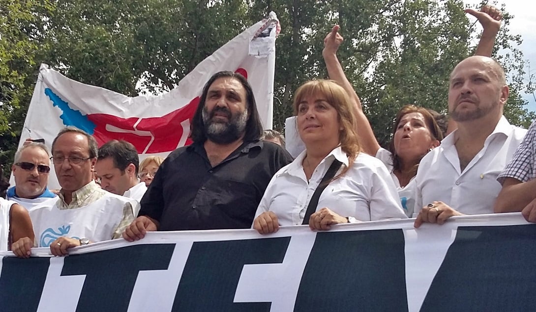 El dirigente de los docentes bonaerenses Roberto Baradel estuvo en Mendoza en apoyo a los educadores locales en lucha. Foto: Eugenio Gorkin / EXPLÍCITO