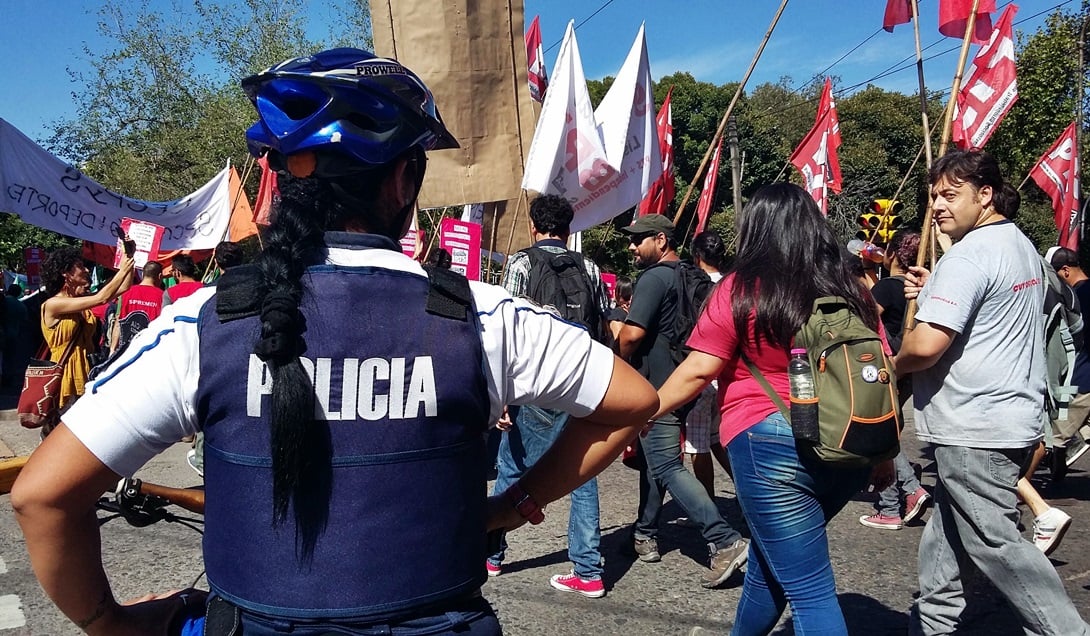 Efectivos de la Policía de Mendoza acompañaron la marcha de los estatales, este miércoles. Foto: Eugenio Gorkin / EXPLÍTICO