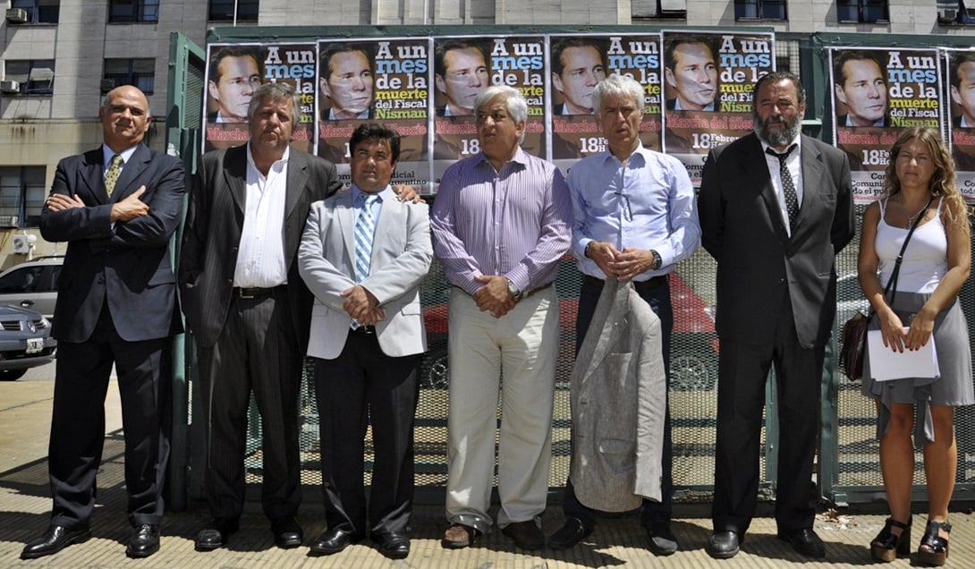 El fiscal de Cámara Ricardo Sáenz, saco en mano, uno de los organizadores de la marcha a un mes de la muerte de Alberto Nisman, dictaminó a favor del homicidio este jueves. Foto: Archivo