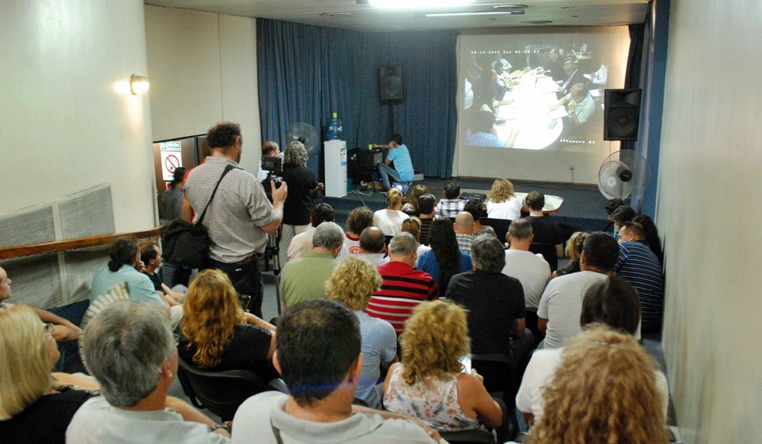 Nueva modalidad: los afiliados y los periodistas siguieron la reunión por una pantalla desde la sala con gradas que antes servía también de escenario vivo para las reuniones entre los representantes del gremio y el gobierno. Foto: Prensa Gobierno de Mendoza