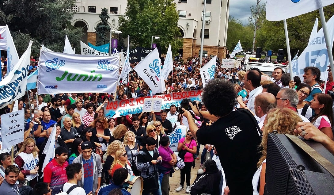 Segunda manifestación de educadores mendocinos contra la política salarial de Cornejo. Foto: Eugenio Gorkin / EXPLÍCITO