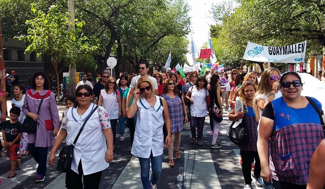 El 29 de febrero se realizó una gran movilización de educadores por el centro de Mendoza. Foto: Eugenio Gorkin / EXPLÍCITO