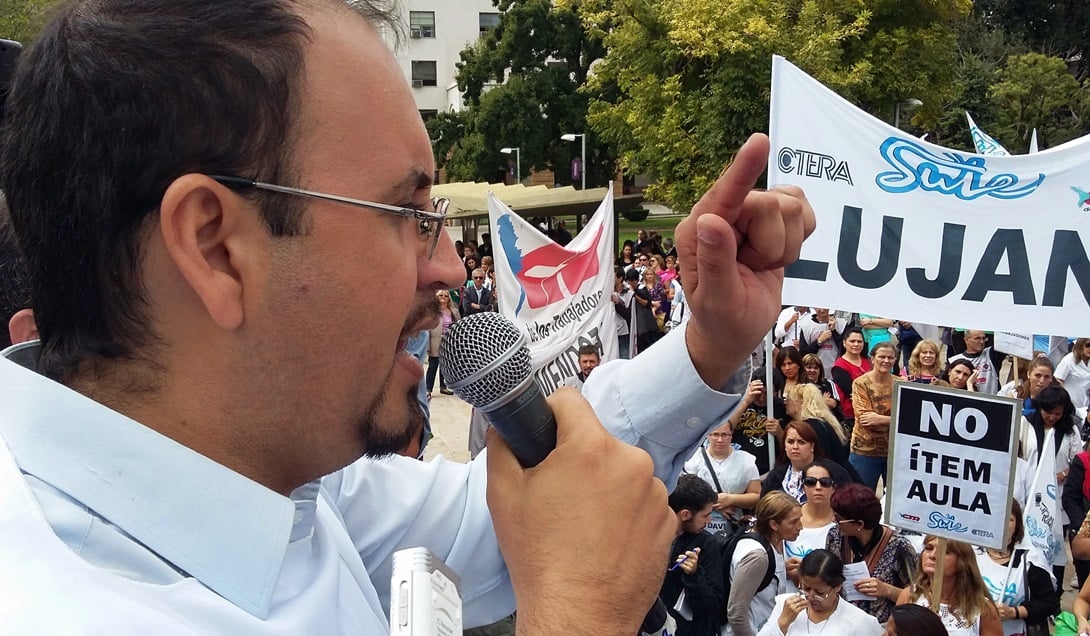 Adrián Mateluna, líder del SUTE, este jueves en la explanada de la Casa de Gobierno. Foto: Eugenio Gorkin / EXPLÍCITO