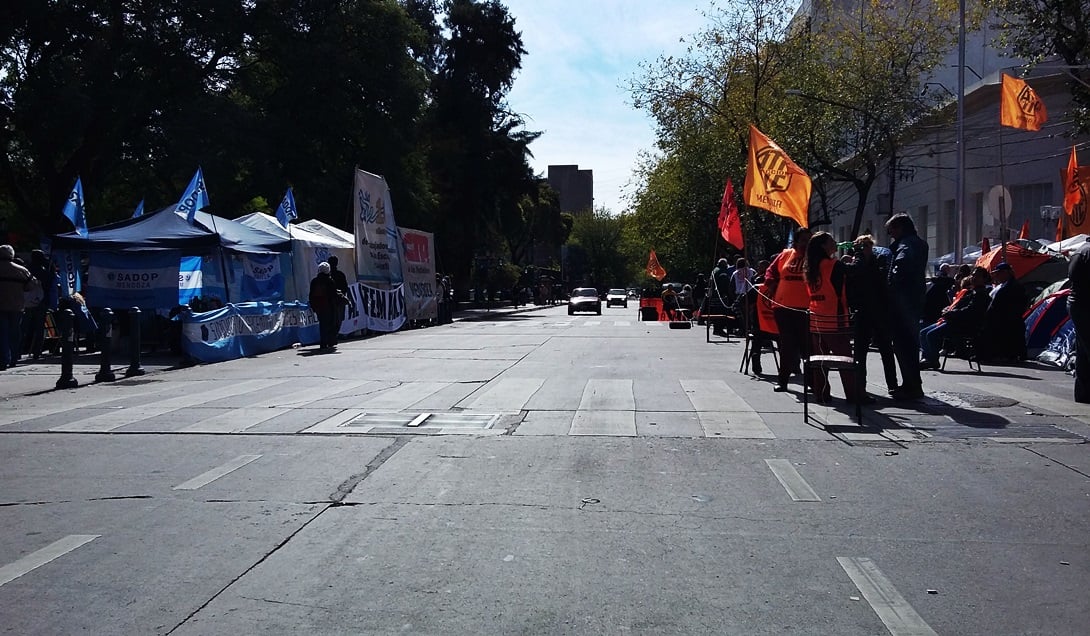 El centro de la protesta de los gremios locales, frente a la Legislatura. Foto: Eugenio Gorkin / EXPLÍCITO