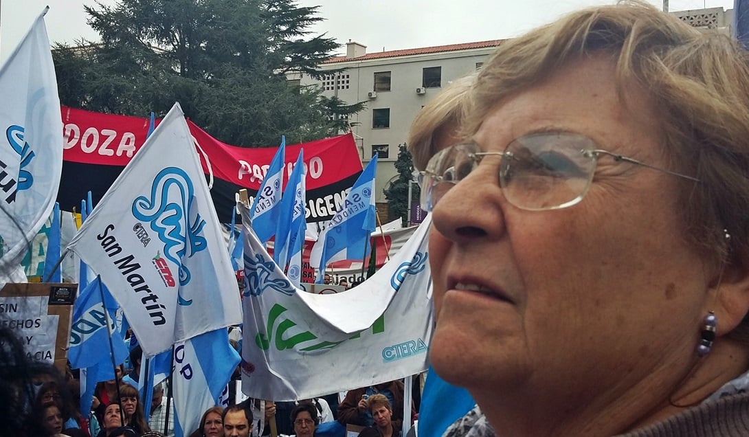 Isabel Del Pópolo, líder de AMPROS en el palco de conductores gremiales que acompañaron al SUTE en la última marcha contra Cornejo, a principios de abril. Foto: Archivo / Eugenio Gorkin / EXPLÍCITO