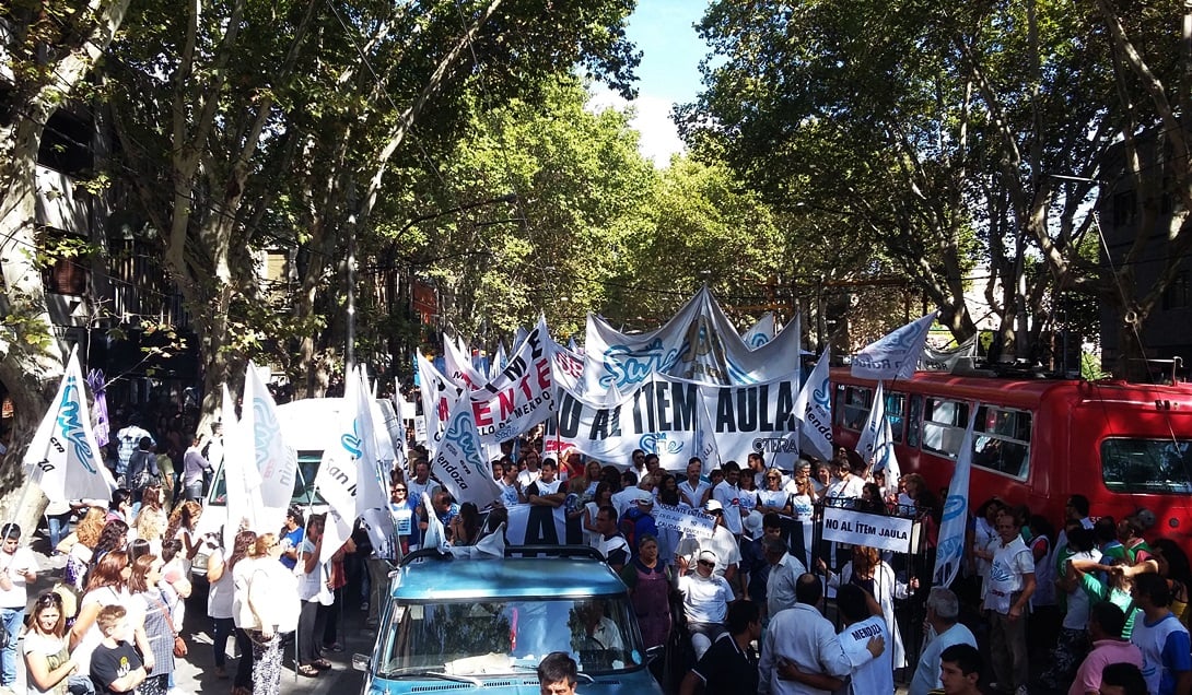 Este lunes se lleva adelante la cuarta marcha de los educadores mendocinos contra la política salarial de Alfredo Cornejo. Foto: Archivo - Eugenio Gorkin / EXPLÍCITO