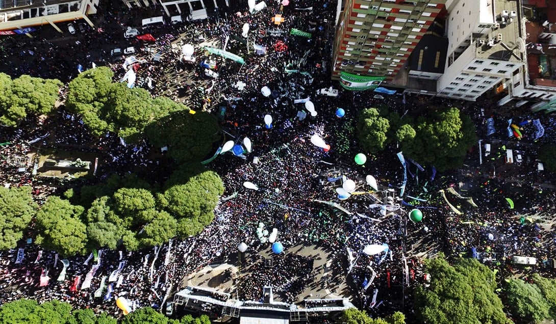 Cientos de miles de trabajadores reclamaron contra la política de Macri el 29 de abril.