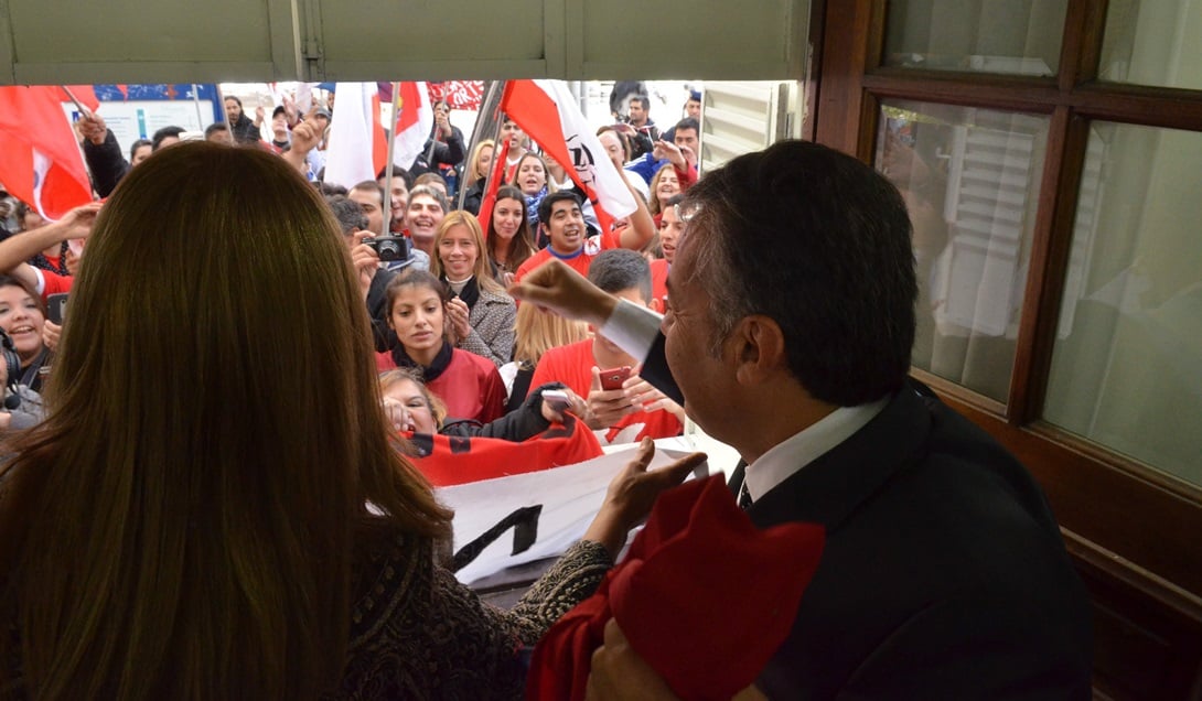 Cornejo y Montero inauguraron la ventana para la militancia, a falta de balcón en la Legislatura. Foto: Prensa Gobierno de Mendoza