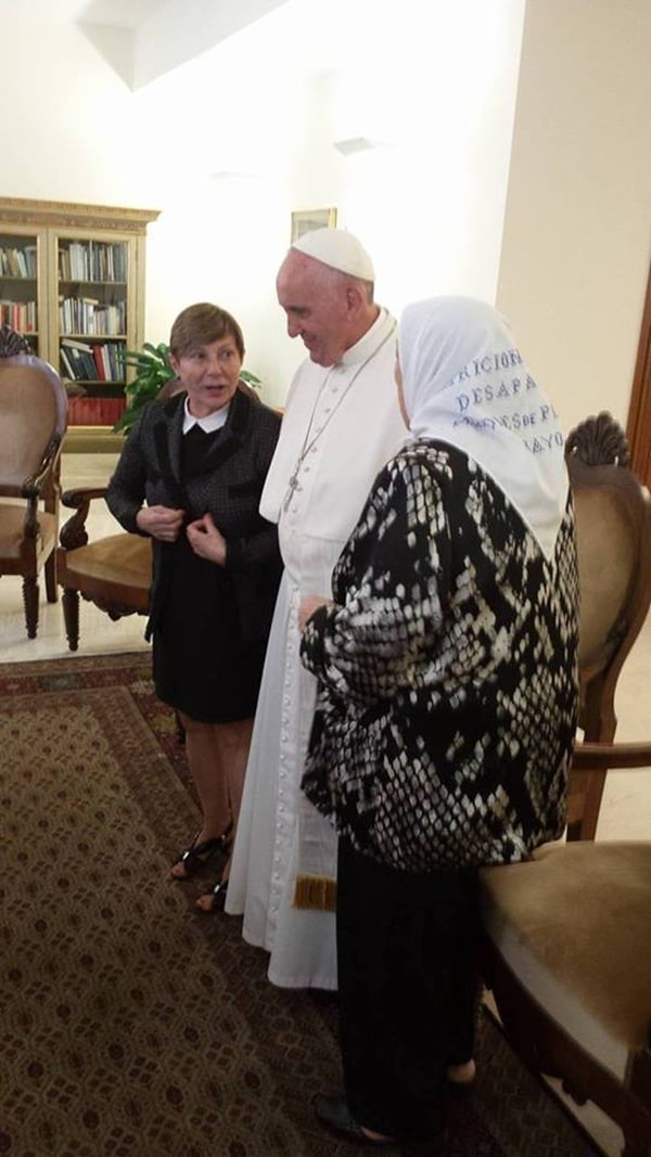 El papa Francisco recibió a las Madres de Plaza de Mayo con Hebe de Bonafini a la cabeza durante dos horas. 