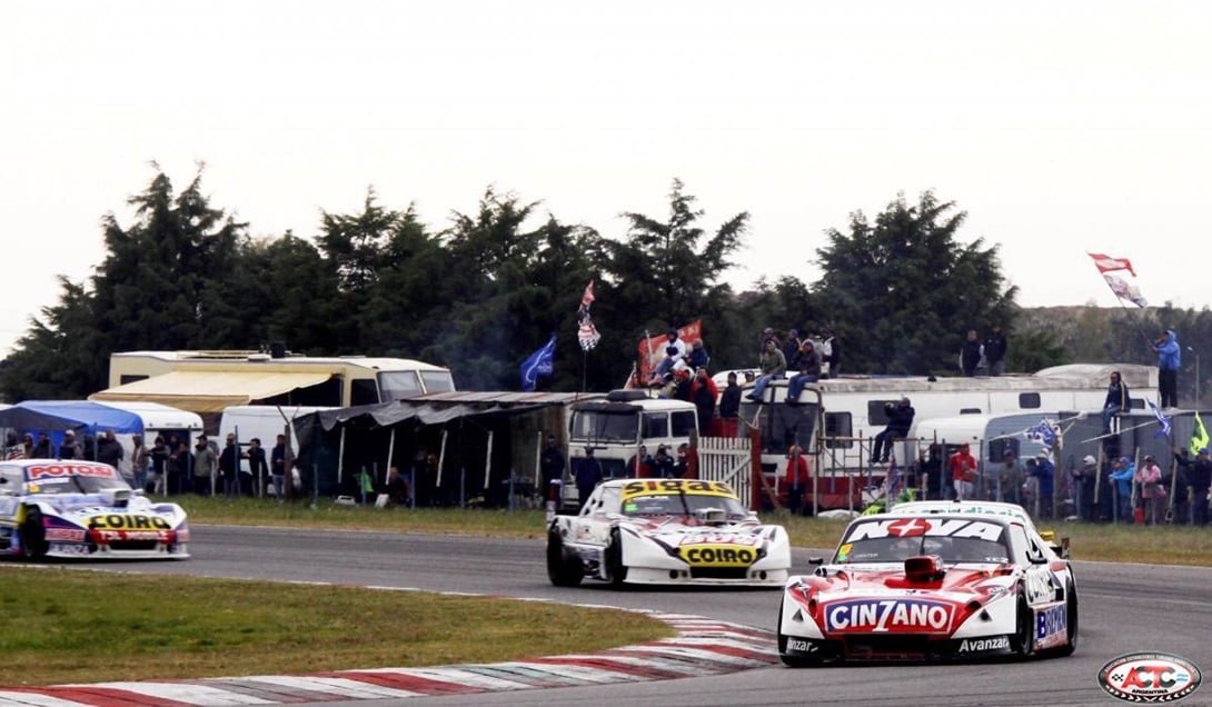 Primero, Rossi con Guerrieri; segundo, Lamiris con Santero, (con un rezagado en el medio), en los 500 kilómetros de Olavarría del Turismo Carretera.