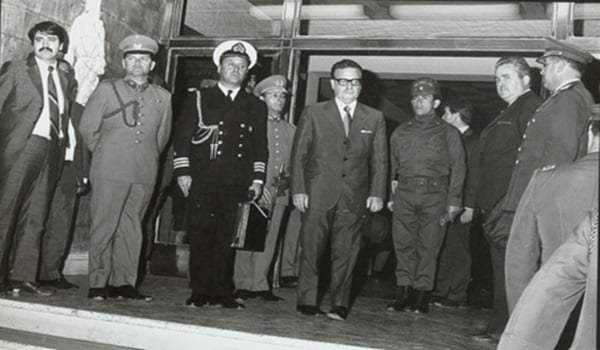 Salvador Allende esperaba a Lanusse en Antofagasta, en octubre de 1971, donde más tarde el chileno calificaría como "guerrillero" al "prócer de la independencia" Martín Miguel Güemes en la cara del dictador argentino. 