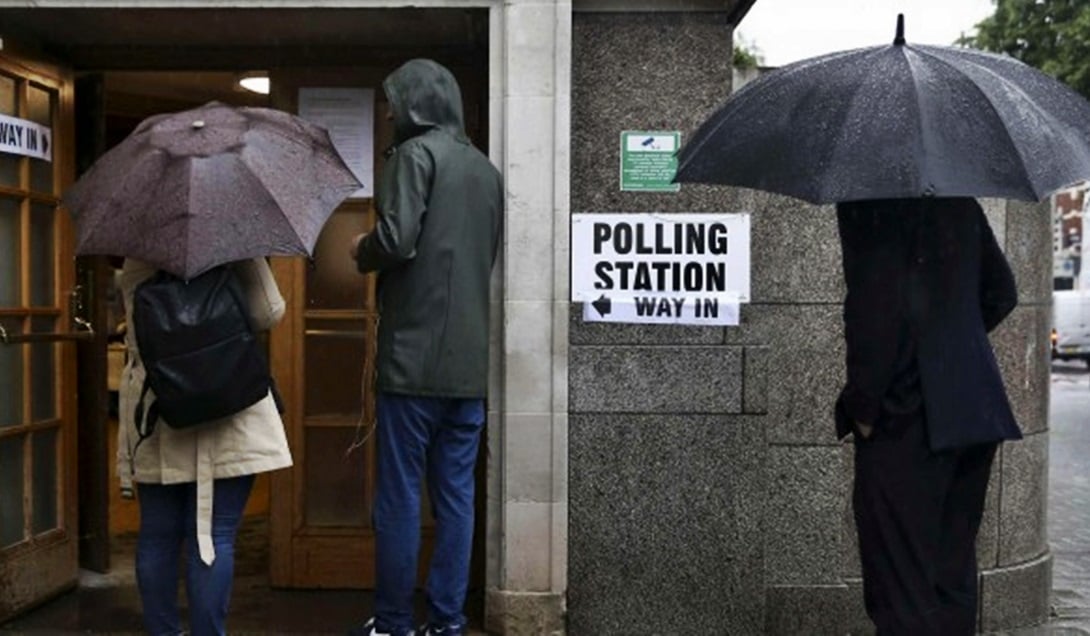 En gran número concurrieron los ingleses a las urnas para decidir si siguen en la Unión Europea. Foto: Reuters