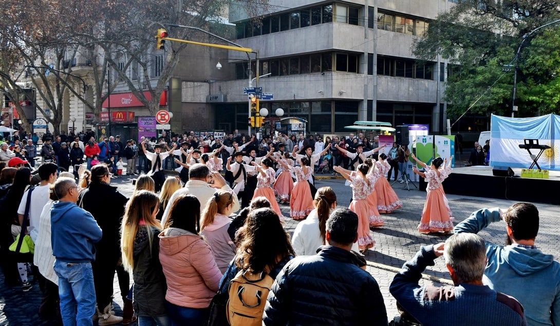 El sábado los comerciantes ofrecieron sorteos y actuaciones para atraer compradores por el día del padre, una actividad que también entretuvo a turistas en el centro. Foto: Prensa Municipalidad de la Capital