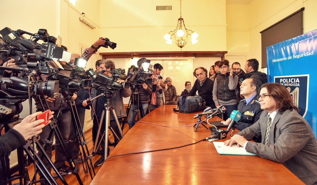 El Gobierno convocó a conferencia para anunciar el pase a pasiva de comisarios denunciados por presuntos delitos. Foto: Prensa Gobierno de Mendoza