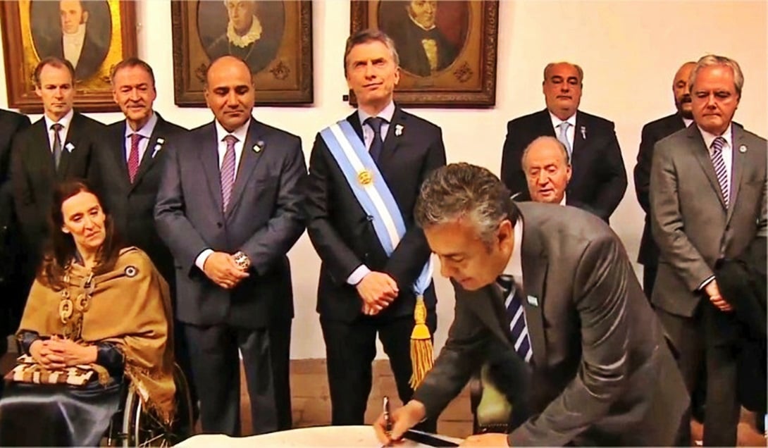 Cornejo firmó el acto del Bicentenario de la Independencia. Foto: Prensa Gobierno de Mendoza