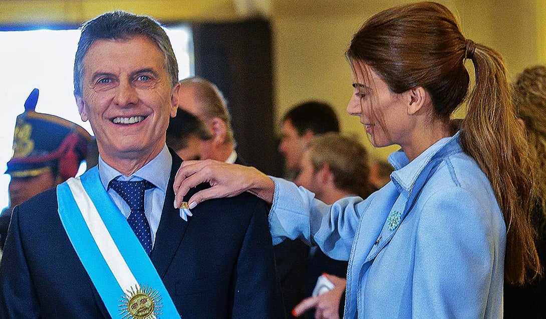 Macri y su esposa durante la conmemoración del Bicentenario de la Independencia.