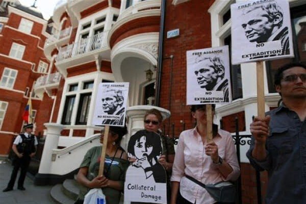 Julian Assange puede permanecer hasta seis meses más encerrado en la Embajada de Ecuador, calculó su abogada