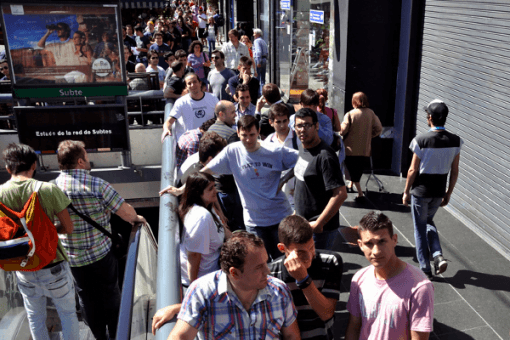 Fanáticos de la Play Station hicieron cola en Argentina para tener el modelo PS4