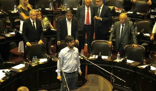 Mientras a Cobos casi ni se lo escuchó por el abucheo del kirchnerismo, Del Caño juró por la clase obrera en el Congreso