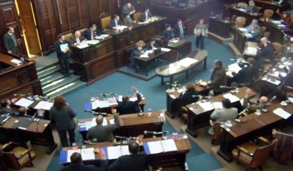 El oficialismo contó con los demócratas y los monobloques para aprobar la Ley Impositiva con la UCR en contra
