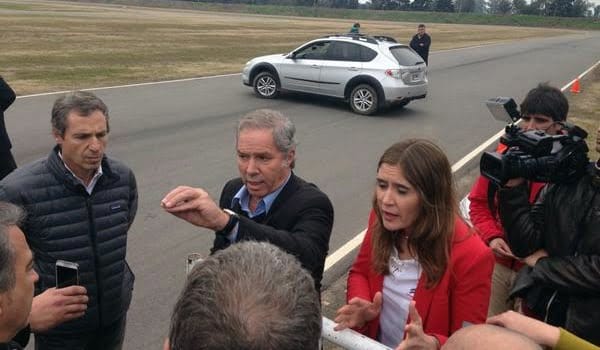 Felipe Solá, junto a un custodio armado con una itaka, interrumpió una presentación internacional de la fábrica Citroën