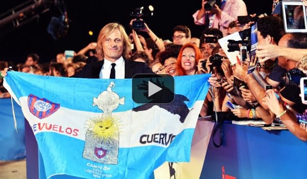 Viggo Mortensen agitó un trapo de San Lorenzo en la alfombra roja del Festival de Venecia