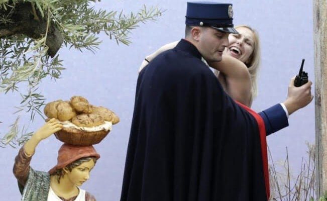 Otro clásico navideño: una activista de Femen se infiltró desnuda en un pesebre en el Vaticano con consignas contra la Iglesia Católica