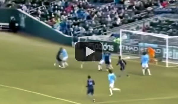 Una de potrero en el fútbol yankee: gol de lateral del Kansas al naciente New York City