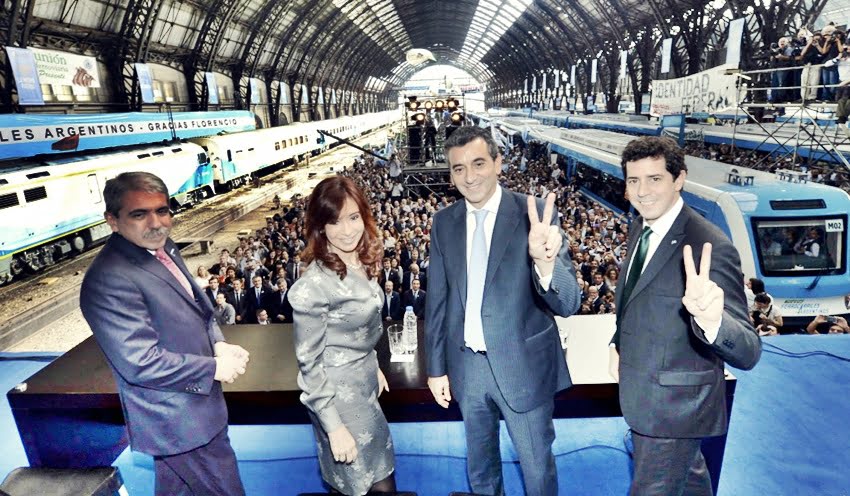 La Presidenta encabezó un acto en la estación de Retiro con motivo de la recuperación del Sistema Ferroviario Nacional y como parte de los festejos por la Semana de Mayo. En la imagen, con Aníbal Fernández, Florencio Randazzo y Wado de Pedro. Foto: Télam