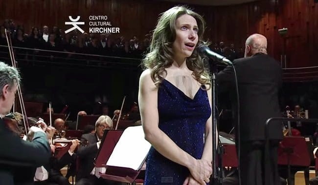 La Sinfónica Nacional y Elena Roger interpretaron el Himno Nacional en la Sala La Ballena Azul del Centro Cultural Kirchner