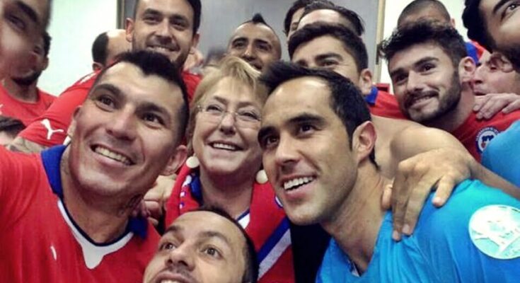 Bachelet se sacó una foto con los jugadores chilenos en el vestuario de la inauguración de la Copa América