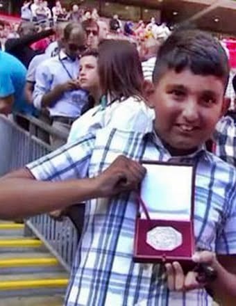 Mourinho tiró a la tribuna la medalla del segundo puesto en la Community Shield