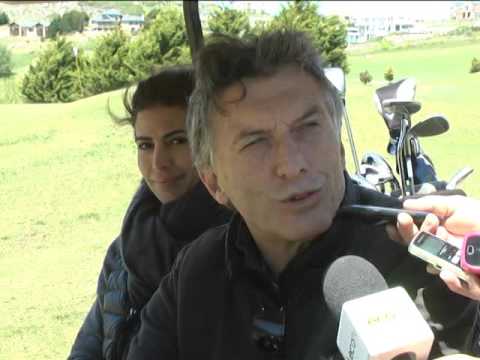 De vacaciones en Tandil, Macri dio una mininota arriba de un carrito de golf