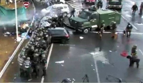 Gendarmería desalojó un piquete de trabajadores de Cresta Roja con camiones hidrantes y 250 efectivos armados