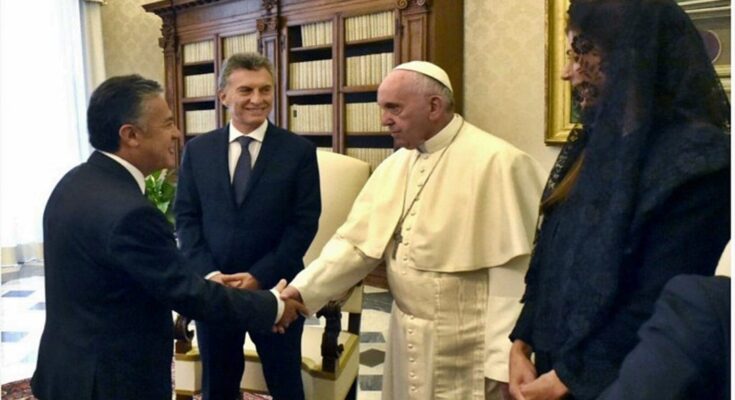 Cornejo fue recibido por el papa como parte de la comitiva oficial: le llevó un vino de regalo