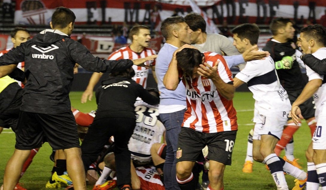 Los futbolistas de Estudiantes y Gimnasia se mataron a trompadas al final de un amistoso en Mar del Plata