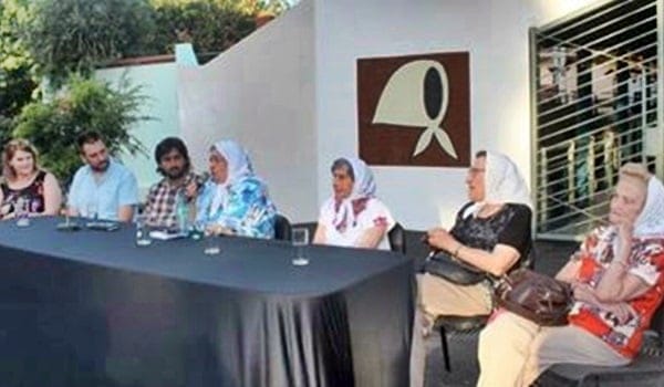 Madres de Plaza de Mayo denunciaron que la Policía les impidió instalar un puesto en la plaza