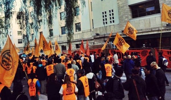 Militantes de diversas ramas de ATE llevaron su reclamo contra la política salarial a las puertas de la Casa de Gobierno